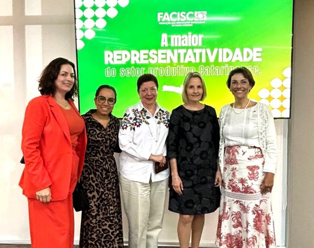 Embaixadora da Finlândia no Brasil na FACISC